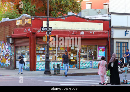 Une bodega à l'angle de Warren et Smith St, 189 Smith Street, Brooklyn, NY, dans Boerum Hill. Banque D'Images