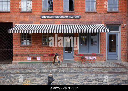 Brooklyn Ice Cream Factory, 97 Commercial Street, Brooklyn, New York. vitrine extérieure d'un magasin de crème glacée à Greenpoint. Banque D'Images