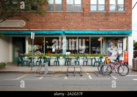 Runcible Spoon Bakery, 37 North Broadway, Nyack, NEW YORK. vitrine extérieure d'une boulangerie et café-terrasse. Banque D'Images