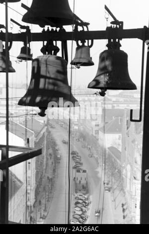 Glocken des Glockenspiels auf dem Turm der Parochiakirche à Berlin, Deutschland 1930er Jahre. Carillon de la Parochialkirche carillon de Berlin, Allemagne 1930. Banque D'Images