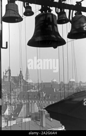 Glocken des Glockenspiels auf dem Turm der Parochiakirche à Berlin, Deutschland 1930er Jahre. Carillon de la Parochialkirche carillon de Berlin, Allemagne 1930. Banque D'Images