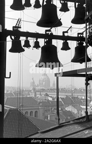 Glocken des Glockenspiels auf dem Turm der Parochiakirche à Berlin, Deutschland 1930er Jahre. Carillon de la Parochialkirche carillon de Berlin, Allemagne 1930. Banque D'Images