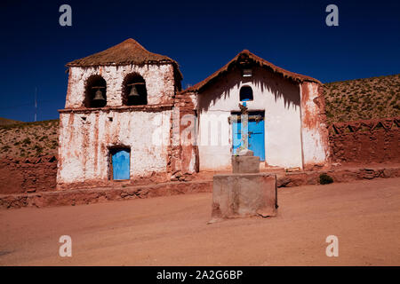 Église de village de Machuca, entre San Pedro de Atacama et El Tatio geysers. Banque D'Images