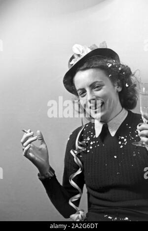 Porträt einer jungen Frau im Fasching, Deutschland 1930er Jahre. Portrait d'une jeune femme à un carnaval, Allemagne 1930. Banque D'Images