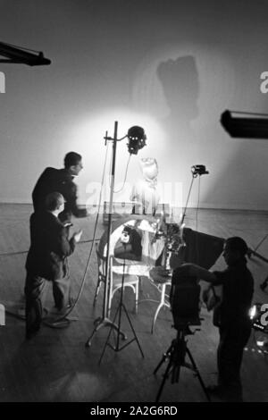 Ausleuchtung eines Stillebens Arrangement und einem Fotostudio, Deutschland 1930er Jahre. L'organisation et l'éclairage d'un femme dans une vie encore à un studio photo, Allemagne 1930. Banque D'Images