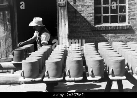 Zu brennende Tontöpfe auf dem Hof eines Töpferei im Dorf Görzke dans le Brandebourg, Deutschland 1930 er Jahre. Pots pour être brûlé à la cour d'une poterie au village de Goerzke dans le Brandebourg, Allemagne 1930. Banque D'Images