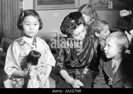 Japanische und Deutsche Kinder treffen sich bei einer Ausstellung der Reichsfrauenführung, Deutschland 1930 er Jahre. Les enfants allemands et japonais de se rencontrer lors d'une exposition de l'Reichsfrauenfuehrung, l'organisation de la femme, de l'Allemagne nazie des années 1930. Banque D'Images