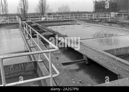 Sickergruben Faulbecken und einem Klärwerk, 1930er Jahre Deutschland. L'absorption des puits et réservoirs de l'autoclave à une station d'épuration, de l'Allemagne des années 1930. Banque D'Images