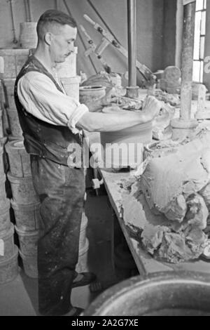 Ein Töpfer bei der Arbeit im Dorf Görzke dans le Brandebourg, Deutschland 1930 er Jahre. Un potier au travail au village de Goerzke dans le Brandebourg, Allemagne 1930. Banque D'Images