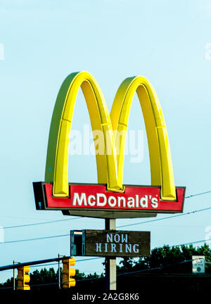 Benton Harbor, Michigan USA 11 septembre 2019 ; un clignotement de signer sous le golden arches, annoncer que des emplois sont disponibles et cette franchise n'est pas Banque D'Images