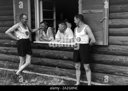 Un Sportler eines Eggert des KdF Sportheim Belzig dans der Mark Brandenburg, Deutschland 1930 er Jahre. Les sportifs à l'une des cabanes dans la forêt au sports club à Belzig à Brandebourg, Allemagne 1930. Banque D'Images