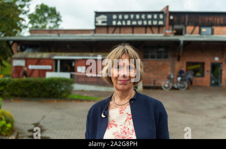 30 septembre 2019, Basse-Saxe, Lüneburg : Hilke Lamschus, historien et directeur du Musée du Sel allemand à Lüneburg se trouve en face du musée. La prospérité de sel Lüneburg sécurisé et le pouvoir pendant des siècles. (Pour 'dpa et le sel Lüneburg') Photo : Philipp Schulze/dpa Banque D'Images