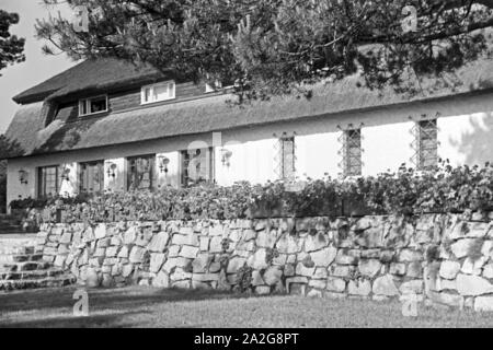 Sportheim KdF Das Belzig dans der Mark Brandenburg, Deutschland 1930 er Jahre. Sports le club house à Belzig à Brandebourg, Allemagne 1930. Banque D'Images