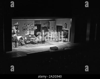 Aufführung von Stücks des deutschen Dramatikers Gerhart Hauptmann Schriftstellers und bei der Volksbühne Berlin, Novembre 1937. Drame de la dramaturge et auteur allemand Gerhart Hauptmann dans le théâtre Volksbuehne Berlin, Novembre 1937. Banque D'Images