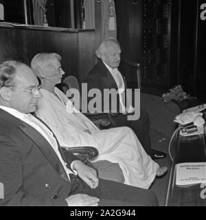 Der Deutsche und Dramatiker Schriftsteller Gerhart Hauptmann bei einer der Aufführung Volksbühne Berlin, Novembre 1937. Dramaturge et auteur allemand Gerhart Hauptmann dans l'auditoire de Volksbuehne Theater Berlin, Novembre 1937. Banque D'Images