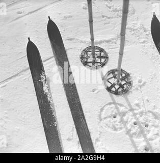 Ein Ausflug in das Skigebiet Reheberg im Erzgebirge, Deutsches Reich 1930er Jahre. Une excursion à la région de ski dans les montagnes Reheberg Erz, Allemagne 1930. Banque D'Images