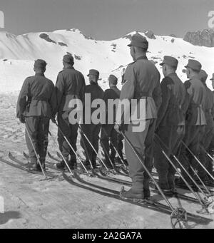 Gebirgsjäger in einem Skigebiet in Bayern, Deutsches Reich 1930er Jahre. L'infanterie de montagne dans une région de ski en Bavière, Allemagne, 1930. Banque D'Images