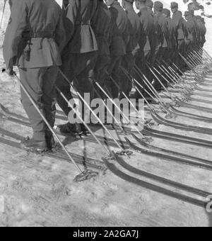 Gebirgsjäger in einem Skigebiet in Bayern, Deutsches Reich 1930er Jahre. L'infanterie de montagne dans une région de ski en Bavière, Allemagne, 1930. Banque D'Images