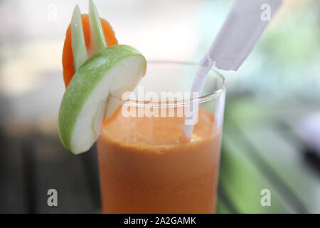 Mélanger les jus de légumes Banque D'Images