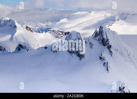 Vue aérienne de la côte enneigée montagnes près de Squamish et Whistler, BC, Canada Banque D'Images