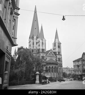 Blick von Südosten auf das Münster à Bonn, Deutschland 1930 er Jahre. Vue depuis le sud-est de la cathédrale de Bonn, Allemagne 1930. Banque D'Images