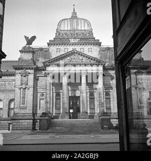 Kaiser Wilhelm Friedrich und die Ruhmeshalle à Wuppertal Barmen, Deutschland 1930er Jahre. Hall of fame à Wuppertal Barmen, Allemagne 1930. Banque D'Images