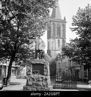 Kuhhirtendenkmal Das vor der Propsteikirche St Peter und Paul à Bochum, Allemagne Allemagne Années 1930 er Jahre. Éleveur de vaches et canonry monument Eglise Saint Pierre et Paul's à Bochum, Allemagne, 1930. Banque D'Images