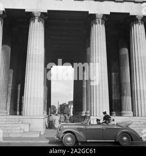 Ein Opel Admiral Cabrio fährt auf dem à München Königsplatz, vor Deutschland 1930 er Jahre. Un modèle Opel Admiral venant à Koenigsplatz square à Munich, Allemagne 1930. Banque D'Images