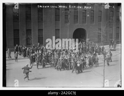 Les employés de la Baldwin Locomotive Works extérieur permanent Bldg., Philadelphie Banque D'Images