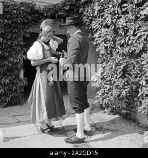 Ein junges Paar dans der Tracht der Wachau, Österreich 1930er Jahre. Un jeune couple portant l'ensemble de la région de Wachau, Autriche 1930. Banque D'Images