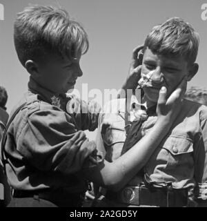 Zwei Hitlerjungen Erste Hilfe beim Lehrgang im Lager Hitlerjugend, Deutschland 1930er Jahre. Deux jeunes Hitler apprendre à donner les premiers soins à l'Hitler Youth Camp, Autriche 1930. Banque D'Images