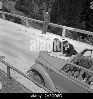 Mit dem Auto unterwegs durch Österreich : zwei Frauen etudier die Karte, eine schaut à ein Tal, 1930er Jahre. Voyage en Autriche par voiture : deux femmes étudiant la route peut regarder un autre, à une vallée, 1930. Banque D'Images