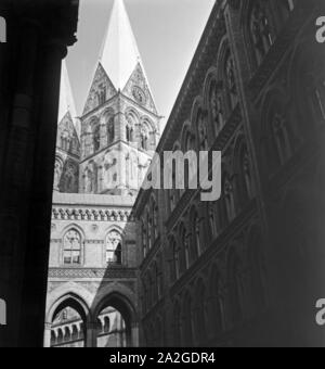 Der Saint Petri Dom à Brême durch eine kleine Gasse gesehen, Deutschland 1930 er Jahre. La cathédrale Saint-Pierre, vu d'un petit chemin à la Bremen, Allemagne 1930. Banque D'Images