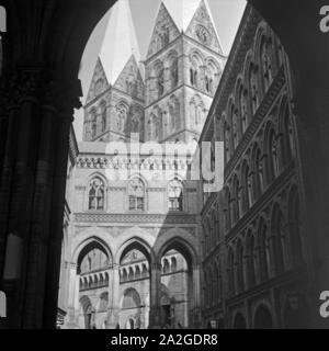 Der Saint Petri Dom à Brême durch eine kleine Gasse gesehen, Deutschland 1930 er Jahre. La cathédrale Saint-Pierre, vu d'un petit chemin à la Bremen, Allemagne 1930. Banque D'Images