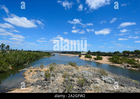 Vue de la Burdekin à faible niveau d'eau dans la saison sèche, Macrossan près de Charters Towers, Queensland, Queensland, Australie ; Banque D'Images