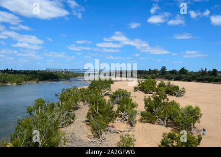 Vue de la Burdekin à faible niveau d'eau dans la saison sèche, Macrossan près de Charters Towers, Queensland, Queensland, Australie Banque D'Images