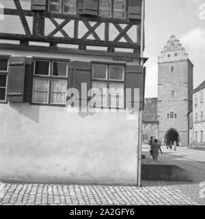 Dans Russelberggasse Fachwerkhaus in der Dinkelsbühl, Deutschland 1930 er Jahre. Maison à colombages à Russelberggasse lane à Dinkelsbuehl, Allemagne 1930. Banque D'Images