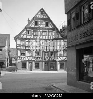 Bürstenfachgeschäft in das Bruker Fachwerkhaus à Dinkelsbühl, Deutschland 1930 er Jahre. Brosse de Bruker boutique dans une maison à colombages à Dinkelsbuehl, Allemagne 1930. Banque D'Images