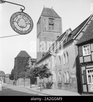 Unterwegs in der Stadt Stendal en Sachsen, Allemagne Allemagne Années 1930 er Jahre. Dans la ville de Stendal en Saxe, Geermany 1930. Banque D'Images
