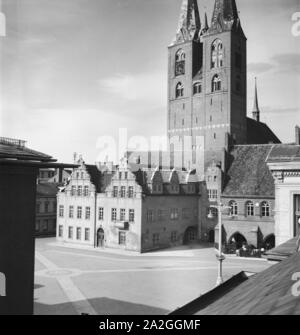 Unterwegs um Saint Marien Rathaus und in der Stadt Stendal en Sachsen, Allemagne Allemagne Années 1930 er Jahre. Dans la ville de Stendal en Saxe, Geermany 1930. Banque D'Images