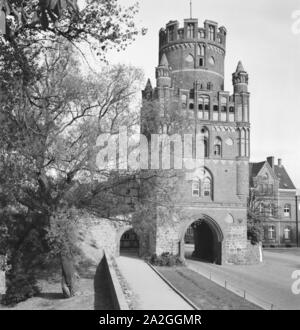 Unterwegs am Uenglinger Tor dans der Stadt Stendal en Sachsen, Allemagne Allemagne Années 1930 er Jahre. Dans la ville de Stendal en Saxe, Geermany 1930. Banque D'Images