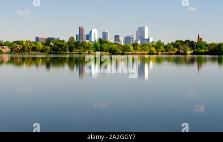 Le centre-ville de Denver, Colorado Skyline sur Sloan's Lake. Banque D'Images