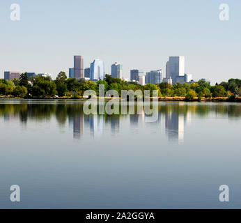 Le centre-ville de Denver, Colorado Skyline sur Sloan's Lake. Banque D'Images