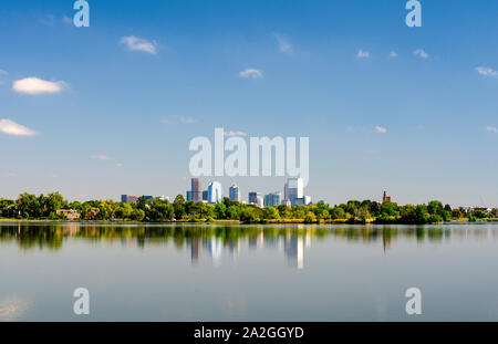 Le centre-ville de Denver, Colorado Skyline sur Sloan's Lake. Banque D'Images