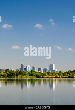 Le centre-ville de Denver, Colorado Skyline sur Sloan's Lake. Banque D'Images