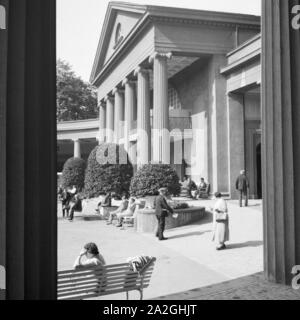 Dans Kurgäste der Wandelhalle Kurbad im Bad Oeynhausen, Deutschland 1930 er Jahre. Les curistes dans le hall d'une station thermale Bad Oeynhausne, Allemagne 1930. Banque D'Images