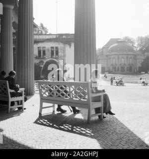 Dans Kurgäste der Wandelhalle Kurbad im Bad Oeynhausen, Deutschland 1930 er Jahre. Les curistes dans le hall d'une station thermale Bad Oeynhausne, Allemagne 1930. Banque D'Images