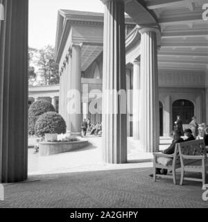 Dans Kurgäste der Wandelhalle Kurbad im Bad Oeynhausen, Deutschland 1930 er Jahre. Les curistes dans le hall d'une station thermale Bad Oeynhausne, Allemagne 1930. Banque D'Images