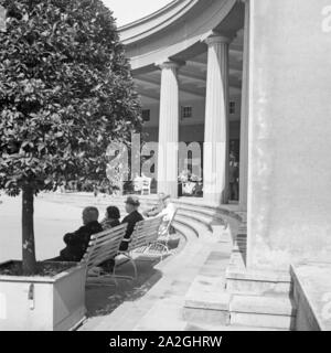 Dans Kurgäste der Wandelhalle Kurbad im Bad Oeynhausen, Deutschland 1930 er Jahre. Les curistes dans le hall d'une station thermale Bad Oeynhausne, Allemagne 1930. Banque D'Images