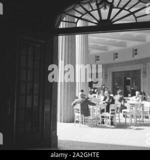 Dans Kurgäste der Wandelhalle Kurbad im Bad Oeynhausen, Deutschland 1930 er Jahre. Les curistes dans le hall d'une station thermale Bad Oeynhausne, Allemagne 1930. Banque D'Images